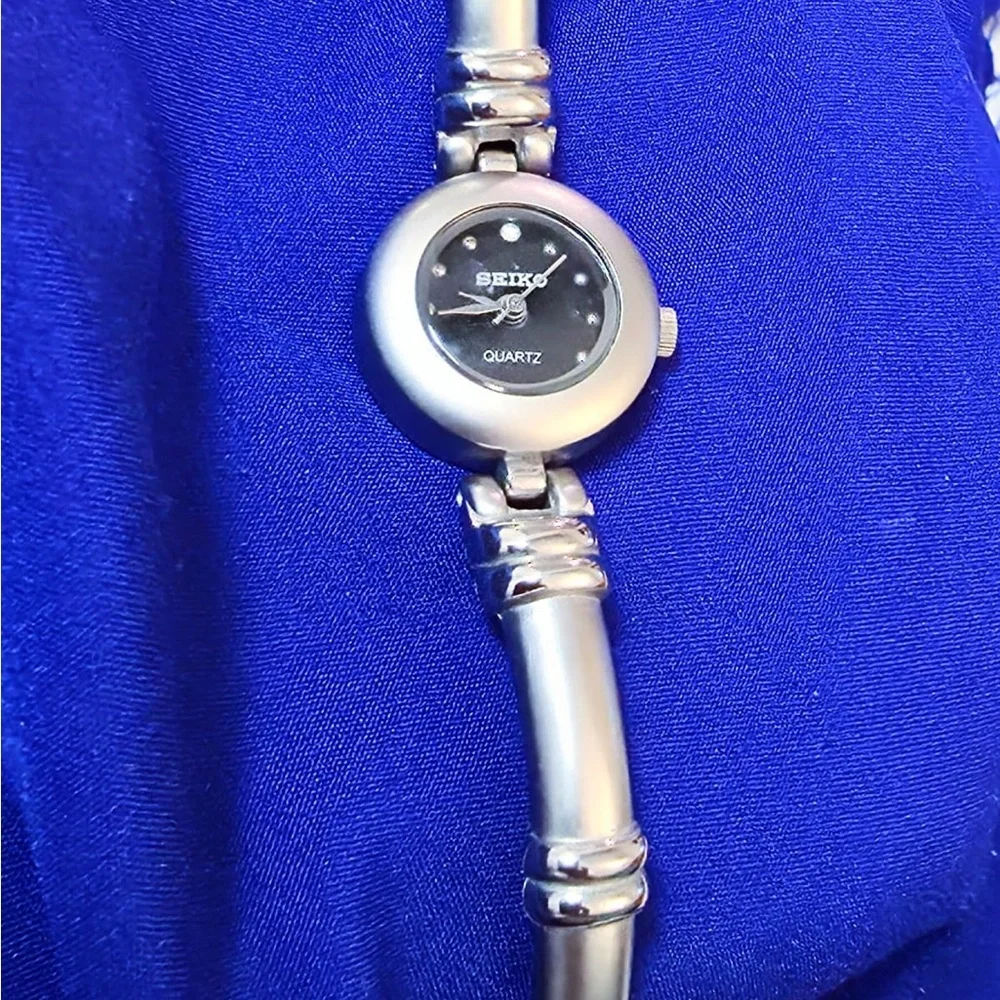 Seiko Vintage Petite Women's Watch 21mm New battery , fully working